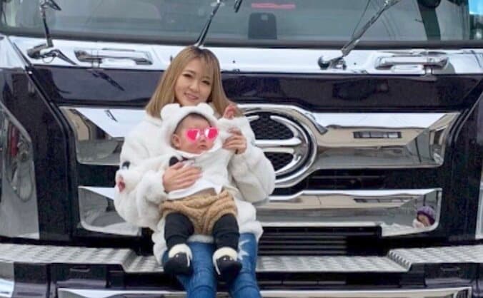 美人すぎるダンプカー運転手（26）、“未婚の母”となった経緯を告白「相手から子どもを育てていく気がないと言われ…」 2枚目