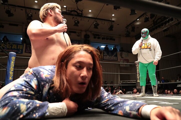 赤井沙希、高級トートバッグを経費で落とすため凶器に　ササダンゴ・マシンとのタッグで“確定申告マッチ”に勝利