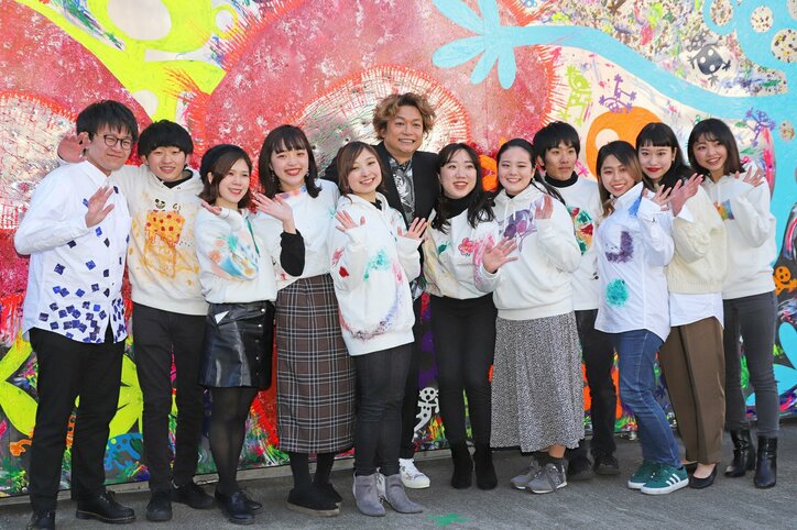 香取慎吾、青学大キャンパス壁に巨大壁画を制作「倉庫を借りてクリスマスもそこで過ごしました」