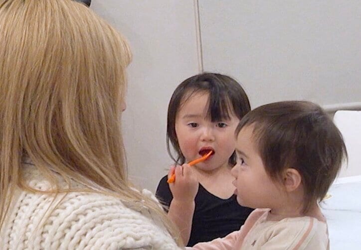 【写真・画像】5人年子で出産…27歳美人妻の顔面に衝撃「かわいい」「見えない」夫は26歳年上　2枚目