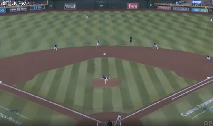 【写真・画像】球場大騒ぎ！大谷翔平、とんでもない“バットぶん投げ”「ヤバい」「どこ行ったw」182キロ爆速弾丸アーチ→ゆっくり“確信歩き”万歳ポーズ「これはスーパースター」　1枚目