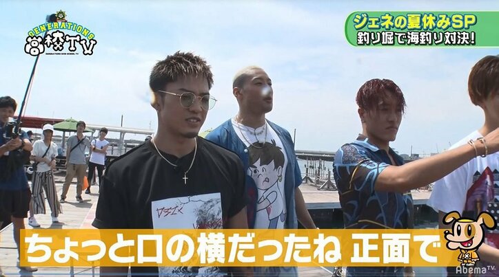 白濱亜嵐、魚とうっとりキス…かと思いきや予想外の行動に！？メンバーもドン引き