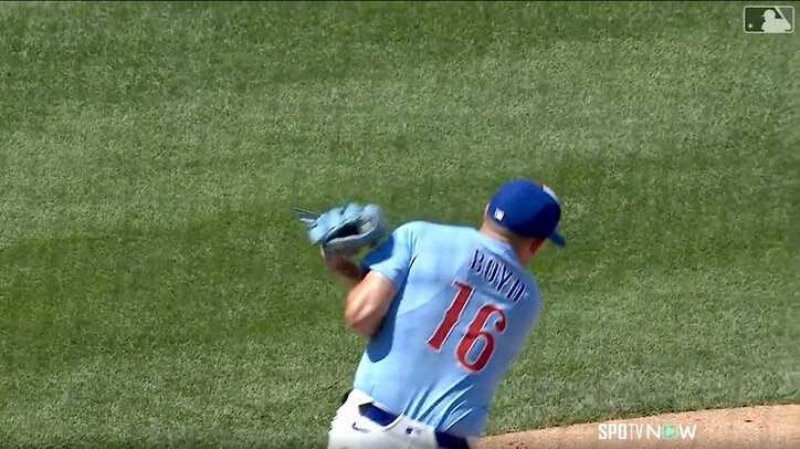 【写真・画像】「やめるんだ！」カブス戦で珍事…打者のバットがネットに挟まる→よじ登って奪取した観客が一時退場 球場ブーイングも“再登場”に大歓声「英雄が戻ってきた」　1枚目