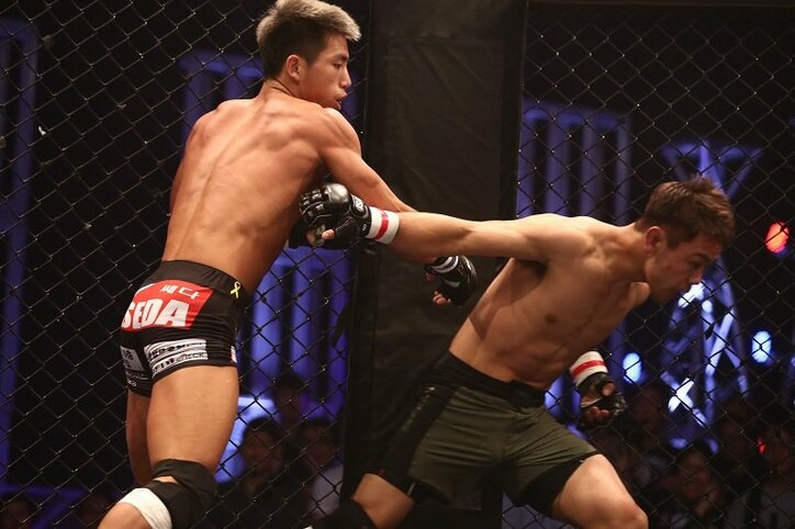 “日韓代理戦争”秋山成勲が、那須川天心を撃破！“コリアン爆撃機”ユン、驚異の強さも「実力の50％も出てない」