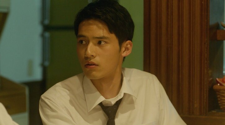 オトナな岡田健史に視聴者大興奮「スーツ姿がたまらん」