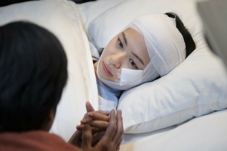 必死に追い求めていた“美しさ”とは?ルッキズムへの問題提起作『ブラックシンデレラ』第1話 ド平凡女子・愛波(莉子)がミスコンに出場するも…