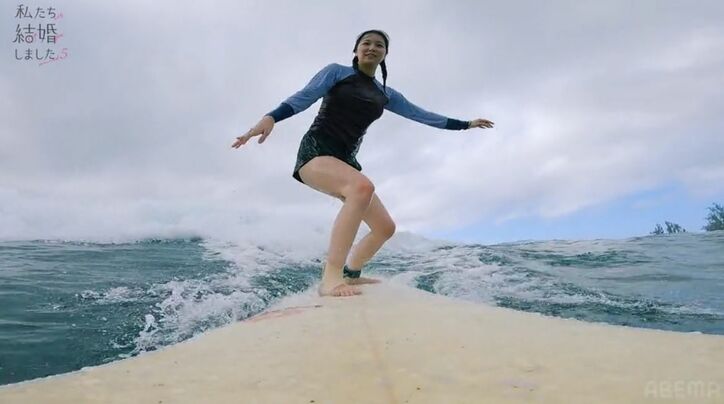 運動神経が良すぎる白間美瑠、生足スラリ華麗な波乗り姿にスタジオ大興奮