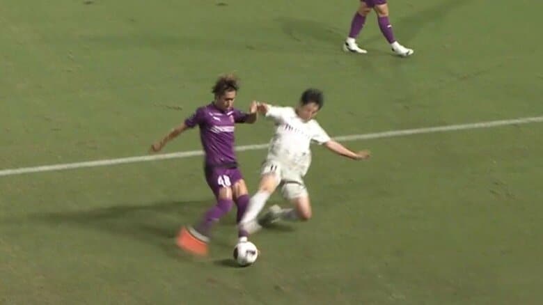 「レッドだろ？」「全くボールじゃないな」柏FWの“足裏キック”がイエロー判定でファン騒然「かなり危ないプレー」