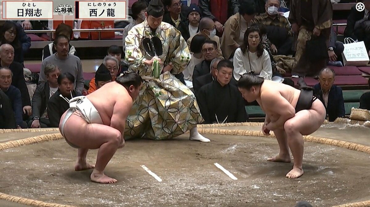 行司のサイズ感がおかしいw」「行司デカっ」十両取組で驚きの光景 身長