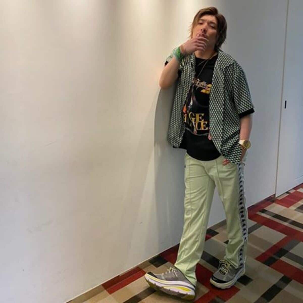 爆イケすぎ」「ポージングも素敵」EXITりんたろー。、全身ショットを