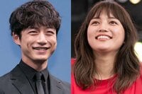 坂口健太郎＆川口春奈、笑顔の寄り添いショットに反響「くっつきすぎ」「二人とも可愛い」