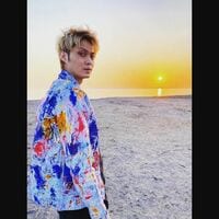 磯村勇斗の夕陽をバックにした“振り向きショット”にファン称賛「金髪が1番似合う！」「かっこよすぎてむり」