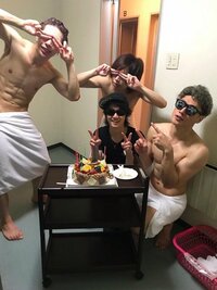 金爆・鬼龍院翔、想定外の誕生日祝福に驚き メンバーとのセクシーショットを披露
