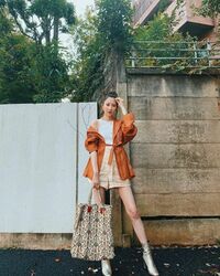 「美脚がすんごい」「顔ちっさ！」河北麻友子、スタイル際立つコーデショットに称賛の声