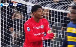 201cm巨人が激昂！ 鈴木彩艶の“超反応セーブ”にファン大興奮「宝石だ」「日本代表も10年安泰」「バケモノやん」絶体絶命の１対１で強烈弾シャットアウトの瞬間