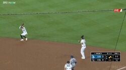 「こんなことが」ドジャース戦で珍事…突然の豪雨→平凡なフライが“まさかの事態”を引き起こす 山本由伸には「超幸運な」援護点に