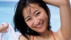 榎原依那、いつもより開放的な“情熱BODY” グアムロケから未公開秘蔵カット 『月刊ヤングマガジン』巻末グラビア