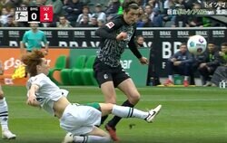 「怖っ！」「ナイスファウル」 ボルシアMG板倉滉が“殺人タックル”炸裂→相手の膝に直撃して吹っ飛ばした瞬間　抜け出されたら大ピンチの場面で決死のスライ