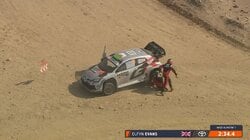 砂漠のど真ん中で…世界ラリー、ドライバー自らタイヤ交換する驚きの光景 決死の早業で戦線復帰し脚光