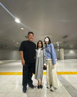  花田虎上の妻、自身より背の高い夫＆長女と並んだ自身の姿を公開「私ってこんなに小さいのか…」 