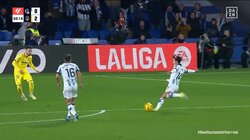 反応速すぎだろ…久保建英、相手守備陣の度肝を抜く弾丸ミドルシュート炸裂！こぼれ球に走り込みディフェンスのど真ん中に強烈ダイレクトボレーをぶち込んだ瞬間