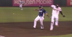 球場騒然！物議を醸した“走塁妨害シーン” 本塁生還はほぼ確実なのに… 西武・松井監督が猛抗議、栗山が崩れ落ちた衝撃プレー　西武OB「足をナメられた。セーフだと思う」