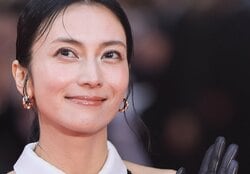  深いスリットから美脚スラリ！柴咲コウ、圧巻のオーラでレッドカーペットを席巻