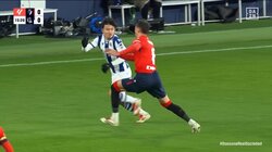 ふざけるな！久保建英に“ボール無視”の悪質タックル「さすがにやりすぎやろ」パス配球後に強烈体当たりでぶっ飛ばす危険すぎるラフプレーの瞬間