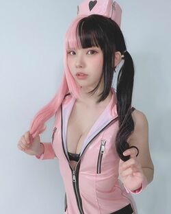 「かんわいい…」「斬新」人気コスプレイヤー・えなこが披露した“ファスナース”衣装に反響