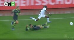 タックルでも止められねえ！一体、コイツは何者だ？ パワフルすぎる爆速ドリブルで強引にサイド突破　“ビッグクラブが狙う男”ボルシアMG・コネのヤバい身体能力が分かる瞬間