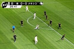 PKなしで物議！日本代表FWが突き飛ばされる…「こんなダーティーを許していいのか」「審判が見てない」ボール無関係のファウルをVARも見逃した瞬間