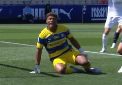 「生物的に強すぎる」鈴木彩艶の“人外すぎる頭セーブ”にファン驚愕！「何で平気なんだ」至近距離弾ストップで相手MF唖然