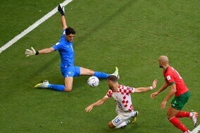 「なかなか強い」守護神ボノの神セーブなどモロッコの健闘に脚光！「やたら速いやつおるな」【W杯】