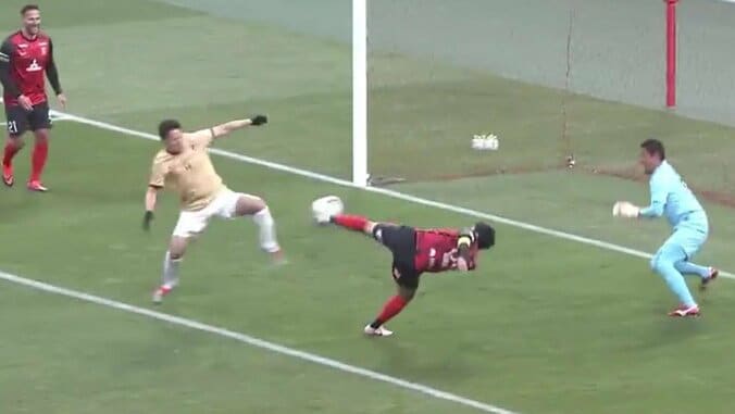 どうなってるの？39歳元日本代表FW、自身の引退試合でアクロバティックなボレーシュート「あの体勢から打つのかよ」「普通にすごい」現役さながらのゴールにファン歓喜 3枚目