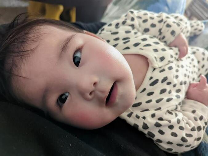 チェリー吉武、首がすわった生後4カ月の娘「もう寝返りするような勢い」 1枚目