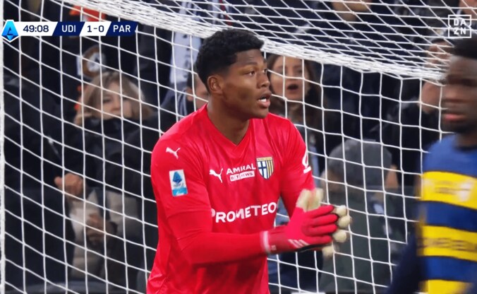 【写真・画像】喝采！ 鈴木彩艶の“２段階ビッグセーブ”を現地メディア絶賛「パルマを救った」「最高だ」月間MVPが３mの至近距離弾を超反応で防いだ瞬間　1枚目