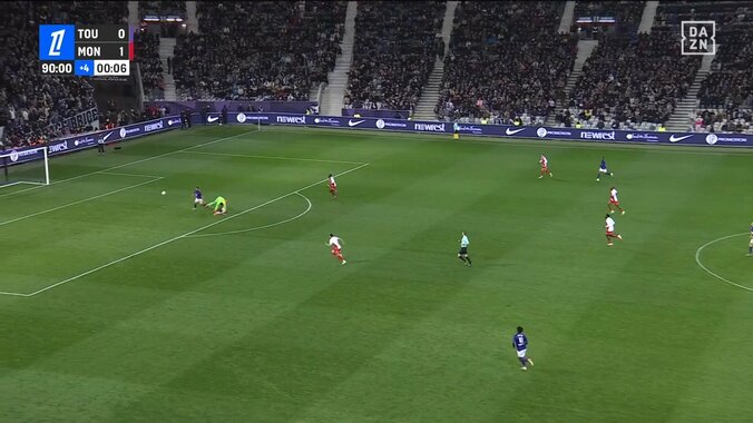 【映像】モナコGK、超高速膝スライディングでピッチ外にフェードアウトした瞬間