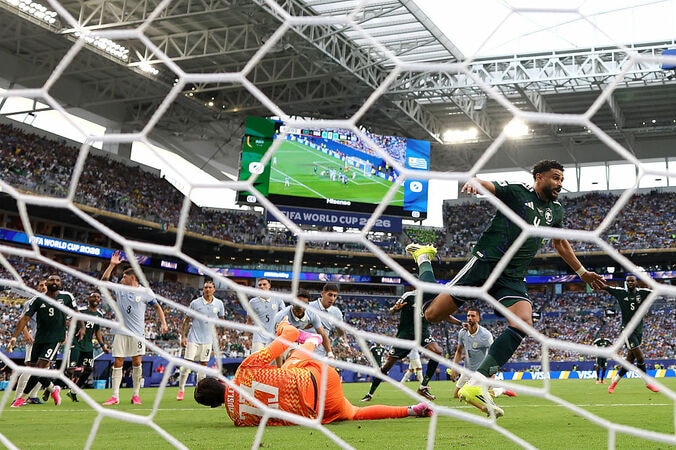 W杯5大会連続出場のレジェンドGKがまさか！痛恨ミス→失点「あれキャッチできないか」強豪ウルグアイ守護神、呆然と立ち尽くす 4枚目