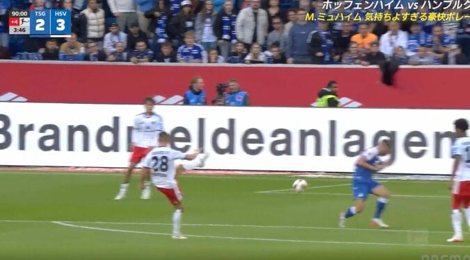 スタジアム騒然！スイス代表DF、相手GKが動けない…“弾丸ダイレクトボレー”炸裂　選手の間を一瞬でブチ抜く→低弾道でゴール左下隅に突き刺す 4枚目