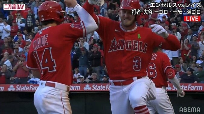 大谷翔平の負けを帳消しに！ウォードの代打同点2ランにスタンド熱狂 大谷翔平も最前列でお出迎え 1枚目