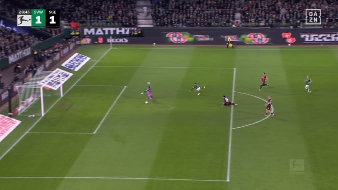 ファン脱帽！日本代表DFの“芸術的スルーパス”が「ピンポイントすぎる」「下で通すのはスーパー」菅原由勢が走り込む味方に絶品アシストの瞬間 4枚目