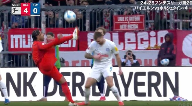 【写真・画像】衝撃… バイエルンの“暴力的パスワーク”炸裂にスタジアム騒然「やりたい放題」 ダイレクトパス5本で守備陣を崩壊させる瞬間「手も足もでない」　1枚目