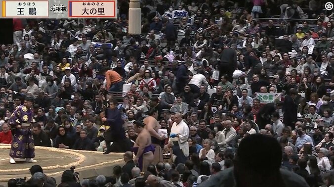 大量の懸賞束をセカンドバッグのように小脇に抱え