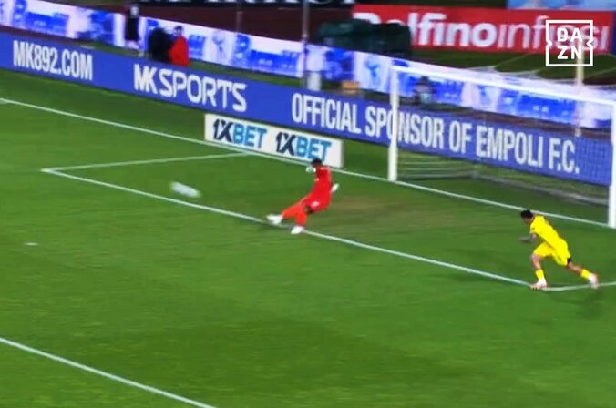 【写真・画像】豪快な横っ飛びも…鈴木彩艶が“神コース弾”で痛恨失点「無罪だ」「GKのせいではない」地元メディアも擁護した失点シーン　1枚目