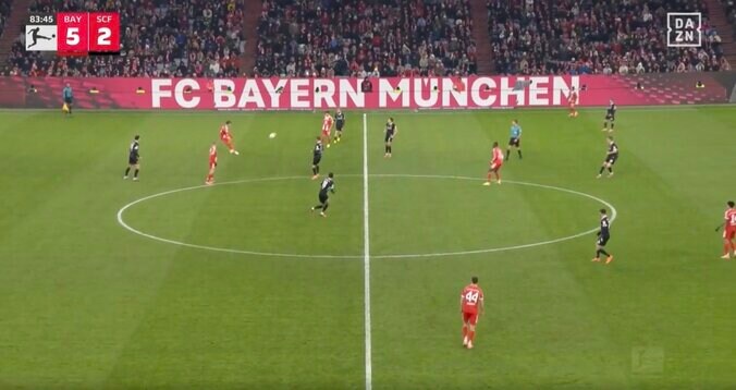 【写真・画像】「正直マジでいらない」武闘派選手、わざと狙った？“危険タックル”で退場　解説者も呆然…足首を踏み抜いたラフプレー　1枚目