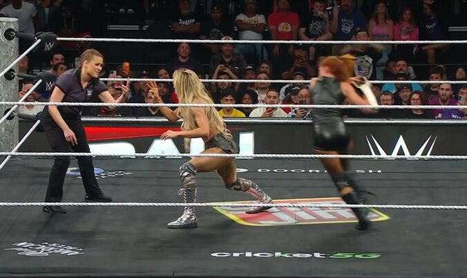 ベッキー・リンチの暴挙に騒然