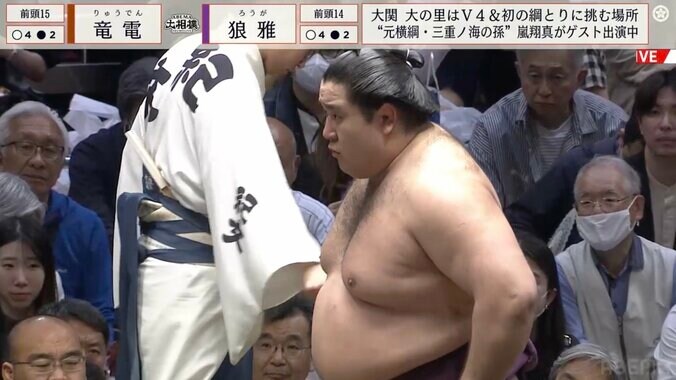 【写真・画像】「かなり目立つ席で…」大相撲中継、人気タレントがお口“あんぐり”「マスクをとったらビックリ」「めっちゃ興奮してる」　1枚目