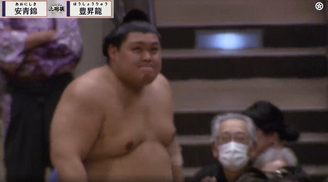 口をグッと結び、決意を新たにする大の里