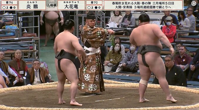 炎鵬の取組で勝った力士も「一体、何が？」驚き 歓声、悲鳴、静寂…行司が見逃さなかった決定的瞬間 2枚目