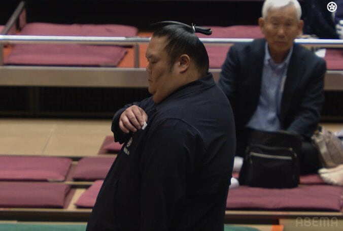 「シュッとしてる！」「まだ髷が…」元人気力士の近影が話題 前相撲で新弟子を見守る姿に反響 4枚目